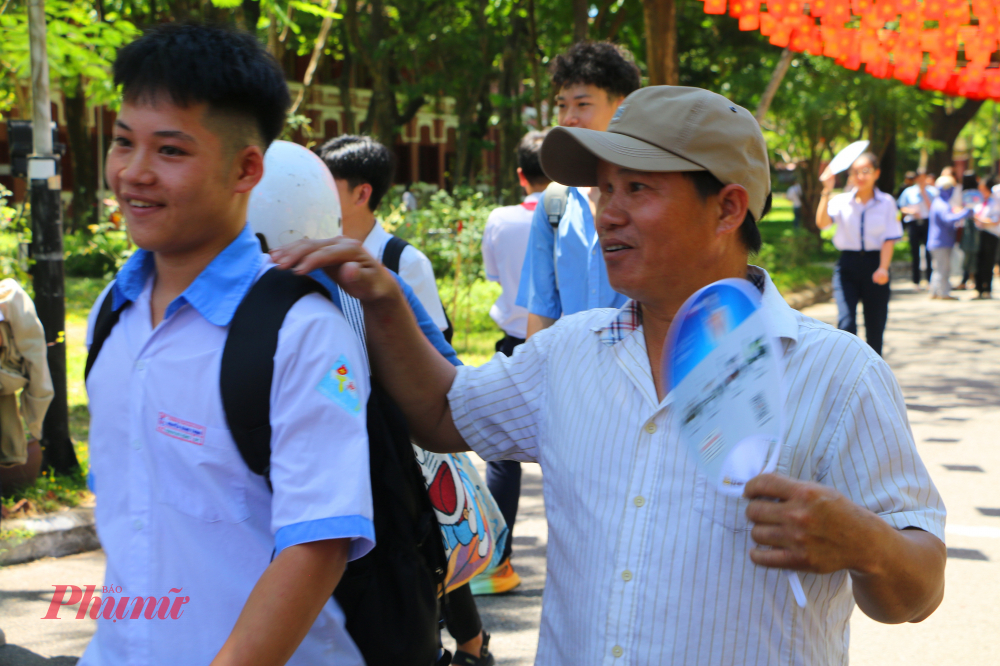 Làm mát cho con sau khi  kết thúc môn Ngữ Văn