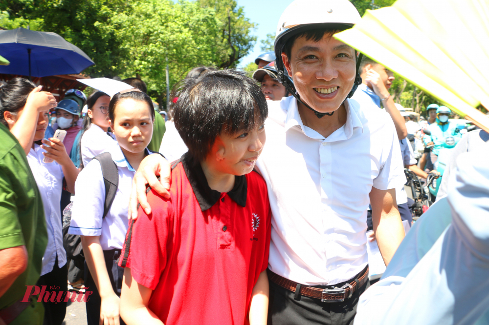 Bố mẹ vui mừng khi nghe con làm bài thi tốt
