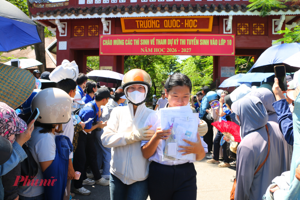 Tại mỗi điểm thi đều bố trí bộ phận y tế, nước uống, quạt mát và lực lượng tình nguyện viên để hỗ trợ học sinh trong suốt thời gian diễn ra kỳ thi. 