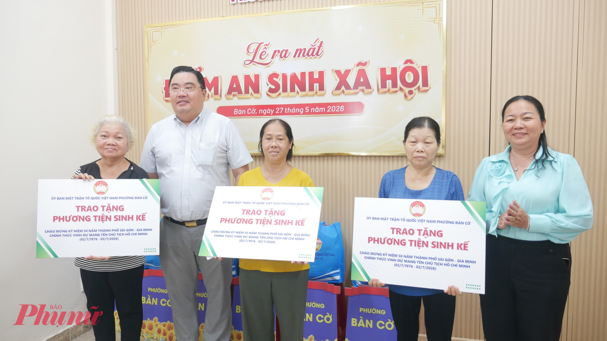 Nhiều gia đình và phụ nữ được tặng phương tiện sinh kế tại Điểm an sinh xã hội phường Bàn Cờ 