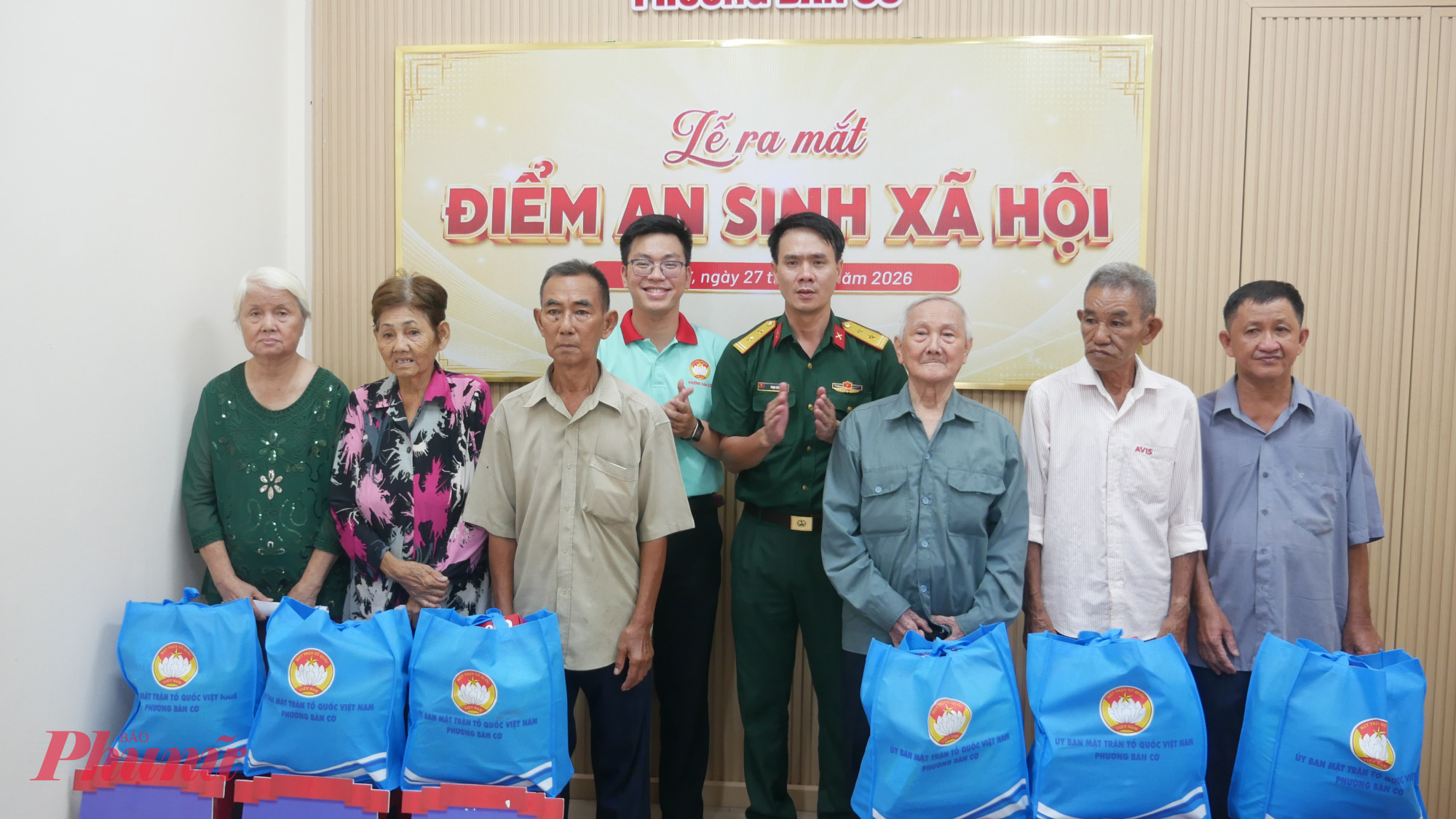 Nhiều phần quà được trao ngay trong ngày ra mắt điểm an sinh xã hội phường Bàn Cờ 
