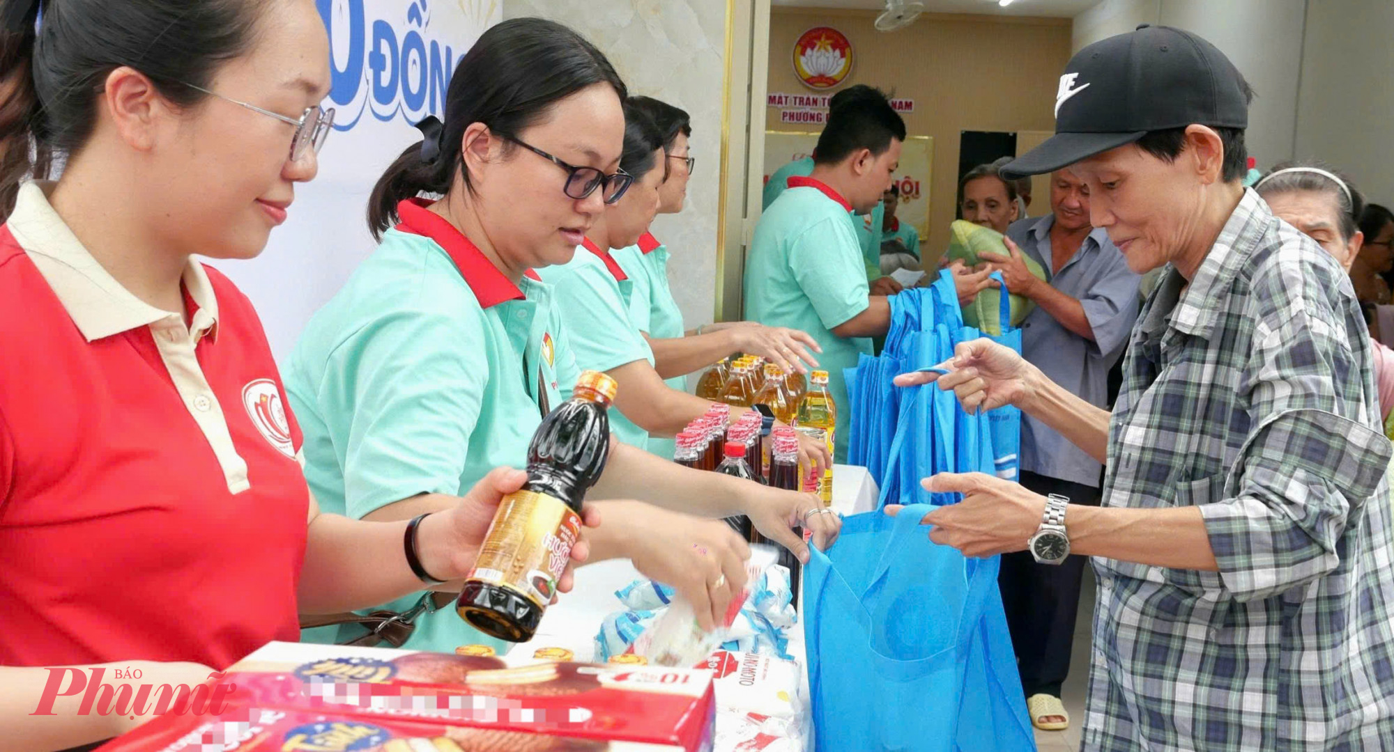 Niềm vui của người dân nhận quà an sinh từ “Siêu thị Nụ cười - Gian hàng 0 đồng tại Điểm An sinh xã hội phường Bàn Cờ ”