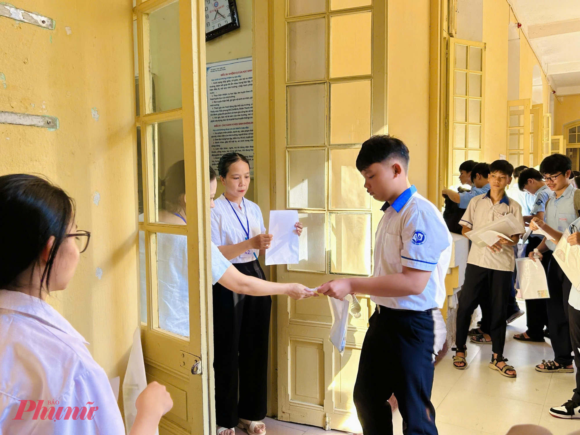 Thí sinh dự thi vào lớp 10 tại TP Huế tróng sáng 27/5