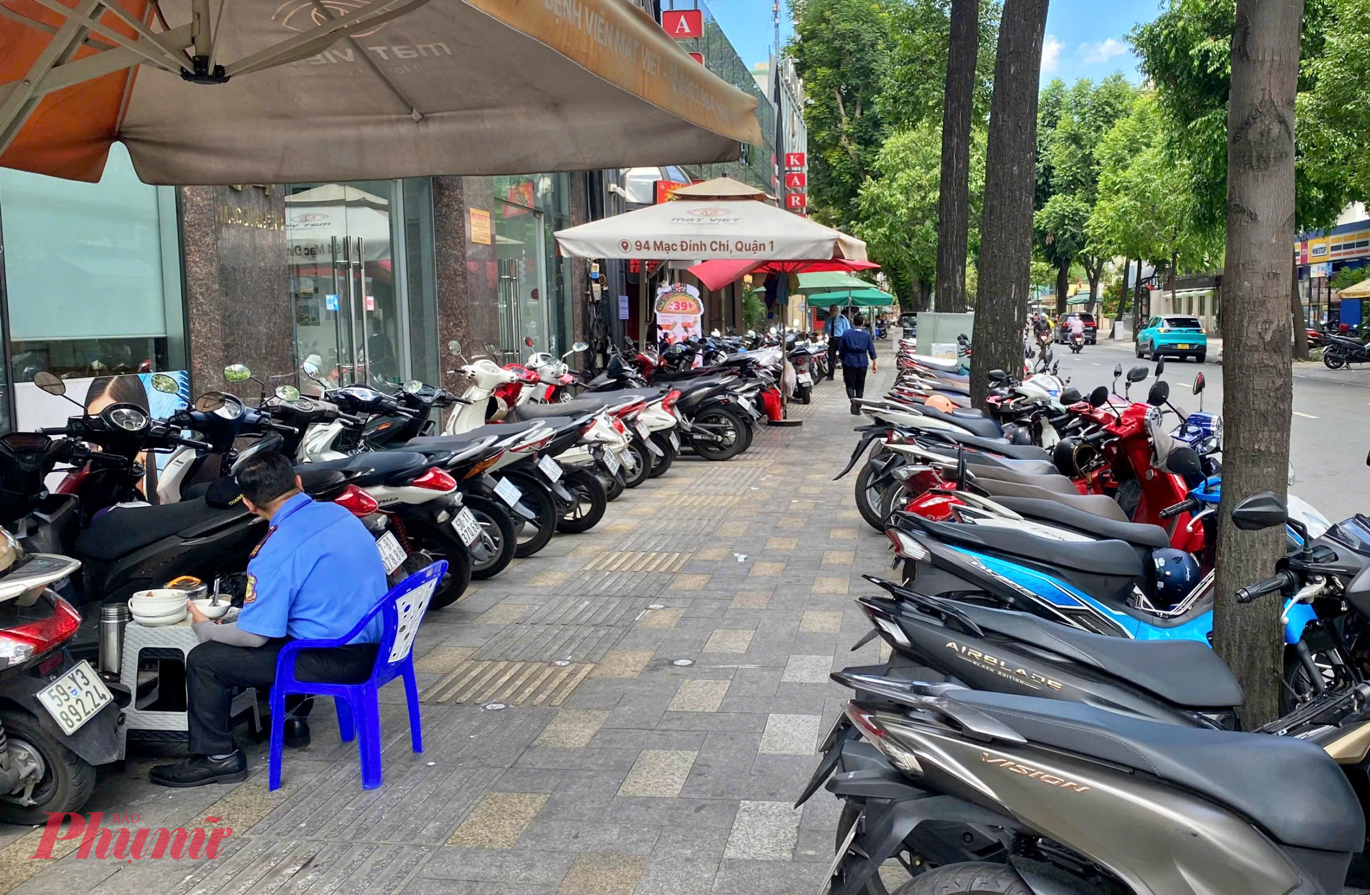Xe máy được trông giữ trên vỉa hè đường Mạc Đĩnh Chi, phường Tân Định - Ảnh: Nguyễn Văn 
