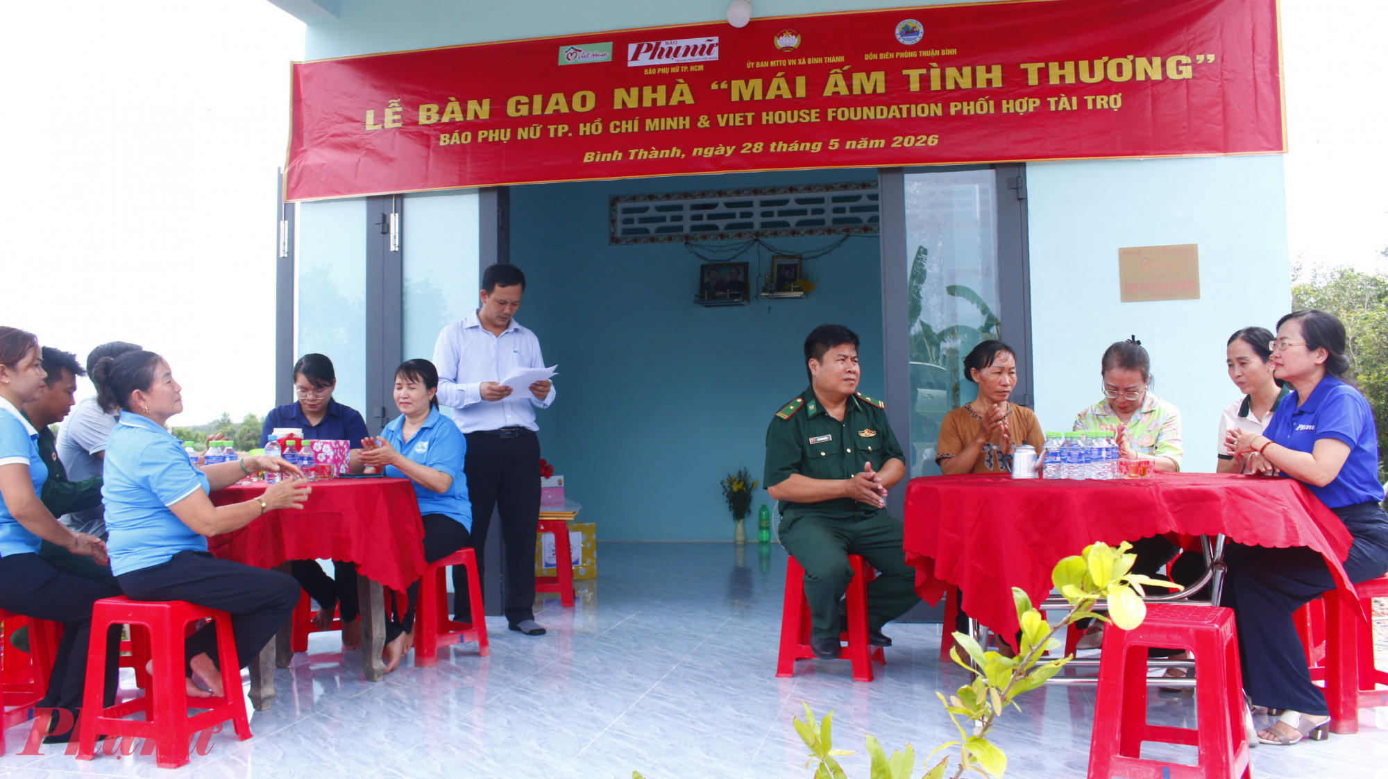 Ngày 28/5, Báo Phụ nữ TPHCM phối hợp cùng Ủy ban MTTQ Việt Nam xã Bình Thành và Ban Chỉ huy Đồn Biên phòng Thuận Bình tổ chức lễ bàn giao nhà “Mái ấm tình thương” cho bà Nguyễn Thị Quế (47 tuổi), ngụ ấp Bàu Voi, xã Bình Thành, tỉnh Tây Ninh. Chương trình có sự đồng hành, hỗ trợ kinh phí từ Viet House Foundation (Quỹ Nhà Việt).
