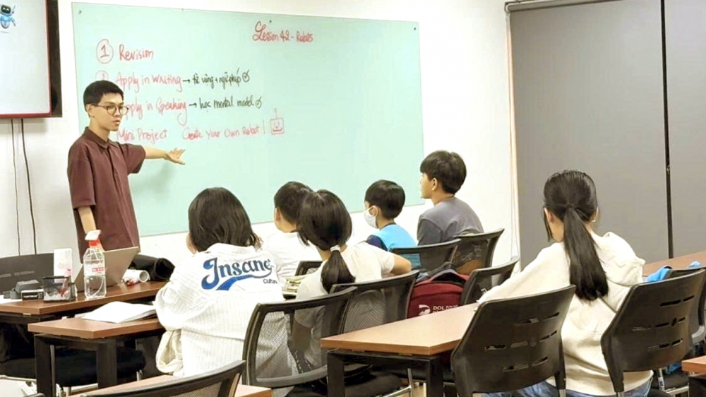 Tương tác thật giữa người dạy và người học giúp trẻ dạn dĩ trong giao tiếp hơn là chỉ học với AI  - Nguồn ảnh: DOL English