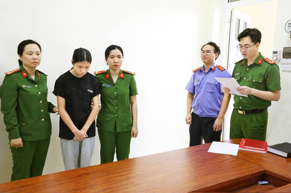 1 trong 2 nữ sinh lớp Mười của Trường cao đẳng nghề Việt - Xô số 1 (tỉnh Phú Thọ) đã bị khởi tố về tội “gây rối trật tự công cộng” sau khi hành hung bạn học - Ảnh do công an cung cấp