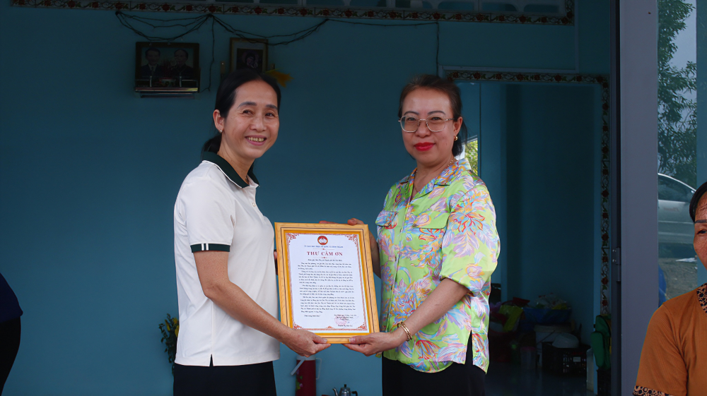 Uỷ ban MTTQ Việt Nam xã Bình Thành trao thư cảm ơn đến Báo Phụ nữ và các đơn vị đồng hành.