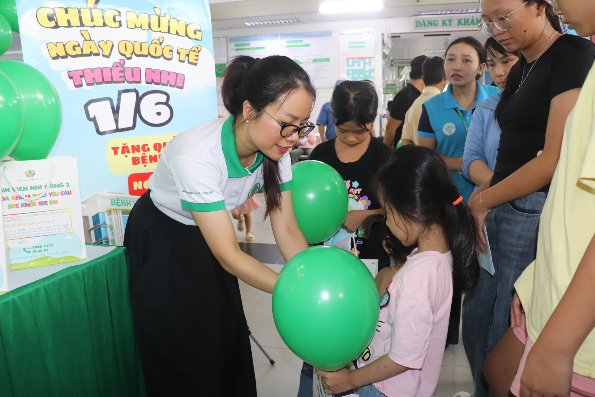 Dịp này, chương trình cũng trao tặng 10 bộ tóc giả bằng tóc thật, 150 phần quà và tổ chức sinh nhật tháng 5, 6 cho các bệnh nhi khoa Ung bướu huyết học và thận; hỗ trợ 50 triệu đồng viện phí cho các bệnh nhi có hoàn cảnh khó khăn; triển lãm tranh do chính các bé đang điều trị tại bệnh viện thực hiện, chị Thúy chia sẻ