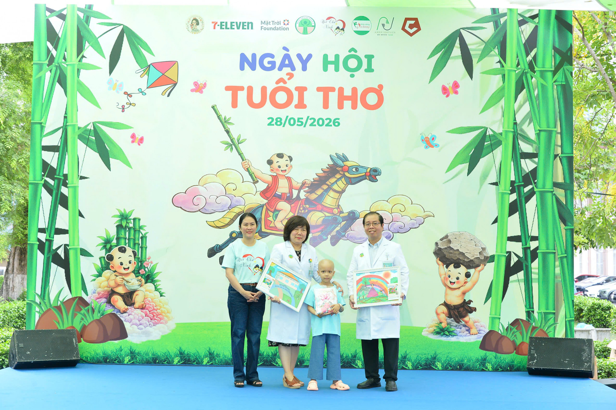 Bác sĩ CK2 Lê Thị Minh Hồng - Phó Giám đốc Bệnh viện Nhi đồng 2 TPHCM (thứ 2 từ trái sang) cho biết, bên cạnh các hoạt động nâng cao chuyên môn, hằng năm bệnh viện phối hợp các cơ quan, tổ chức, cá nhân nhằm hỗ trợ chi phí điều trị, cho tất cả các bé có thể tiếp cận đầy đủ dịch vụ y tế của bệnh viện. Cùng với nhiều hoạt động và các phần quà cho các bé, Bệnh viện Nhi đồng 2 mong muốn mang đến cho những bệnh nhi và gia đình thật nhiều khoảnh khắc tươi vui, tạm quên mệt mỏi trong khi điều trị 