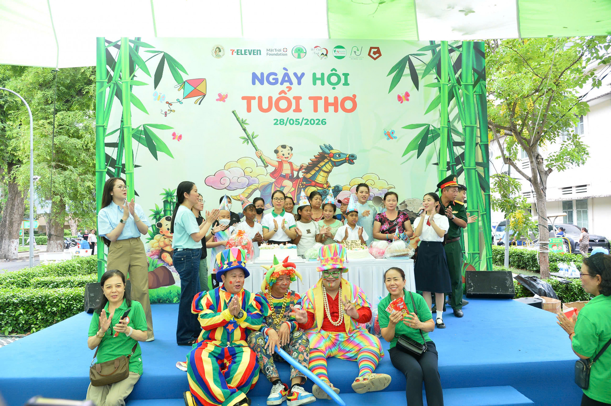 Dù đang phải điều trị tại bệnh viện, nhưng chắc hẳn các bé đã có phút giây quên đi nỗi đau bệnh tật khi  được đón sinh nhật tưng bừng
