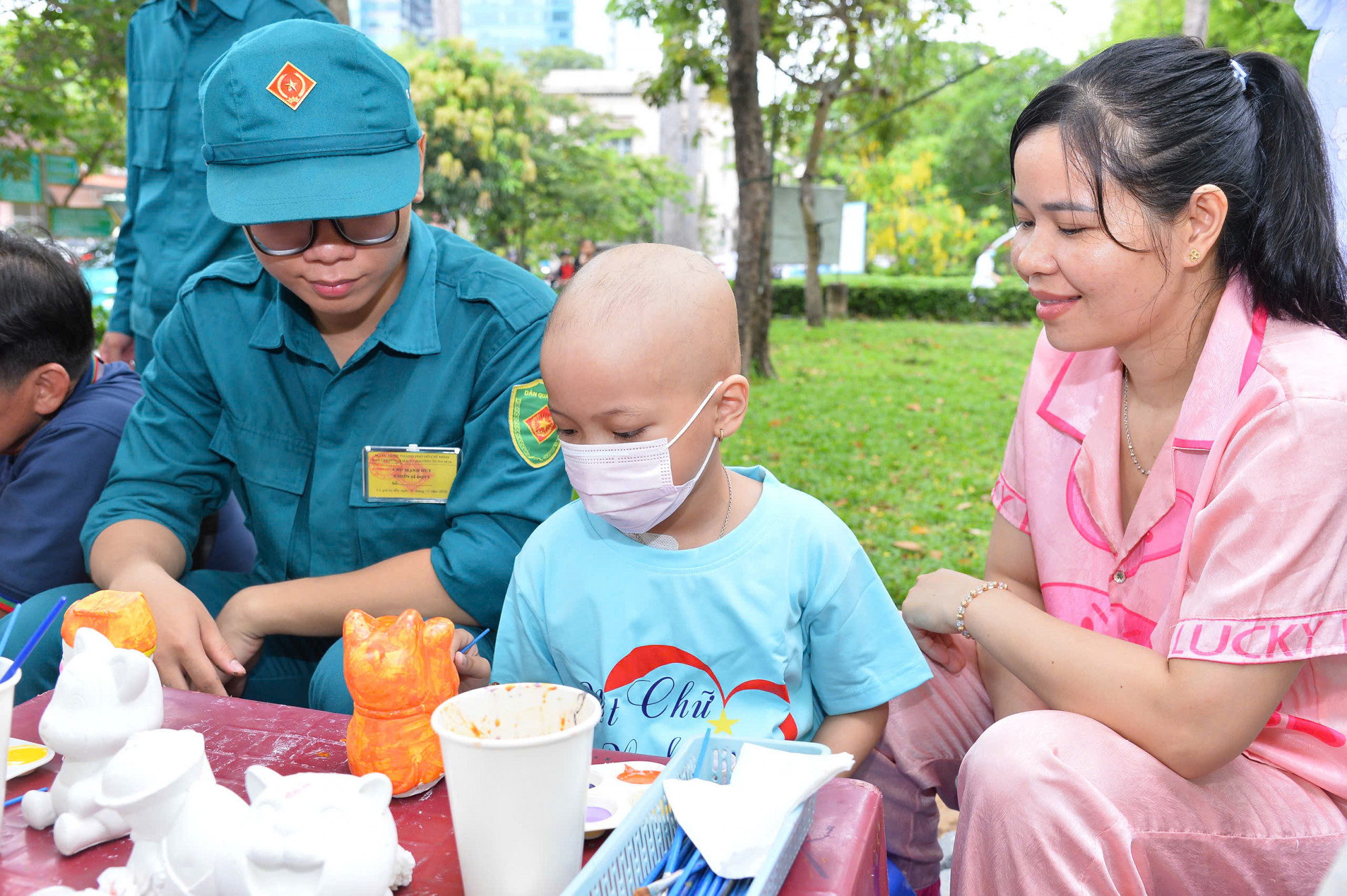 Bệnh nhi khoa Ung bướu được tự tay lựa chọn, tô tượng mà mình yêu thích