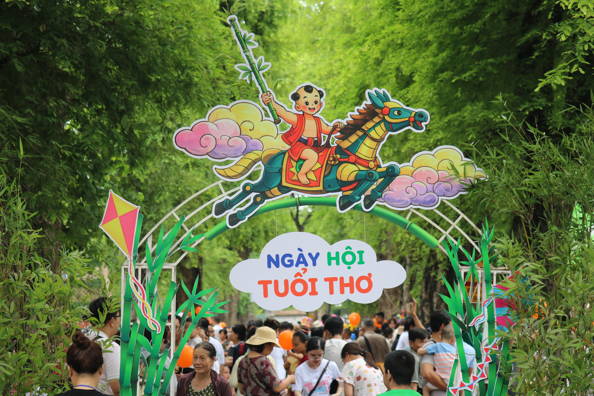 Sáng 28/5, Bệnh viện Nhi Đồng 2 đã tổ chức chương trình Ngày hội tuổi thơ cho bệnh nhi đang điều trị