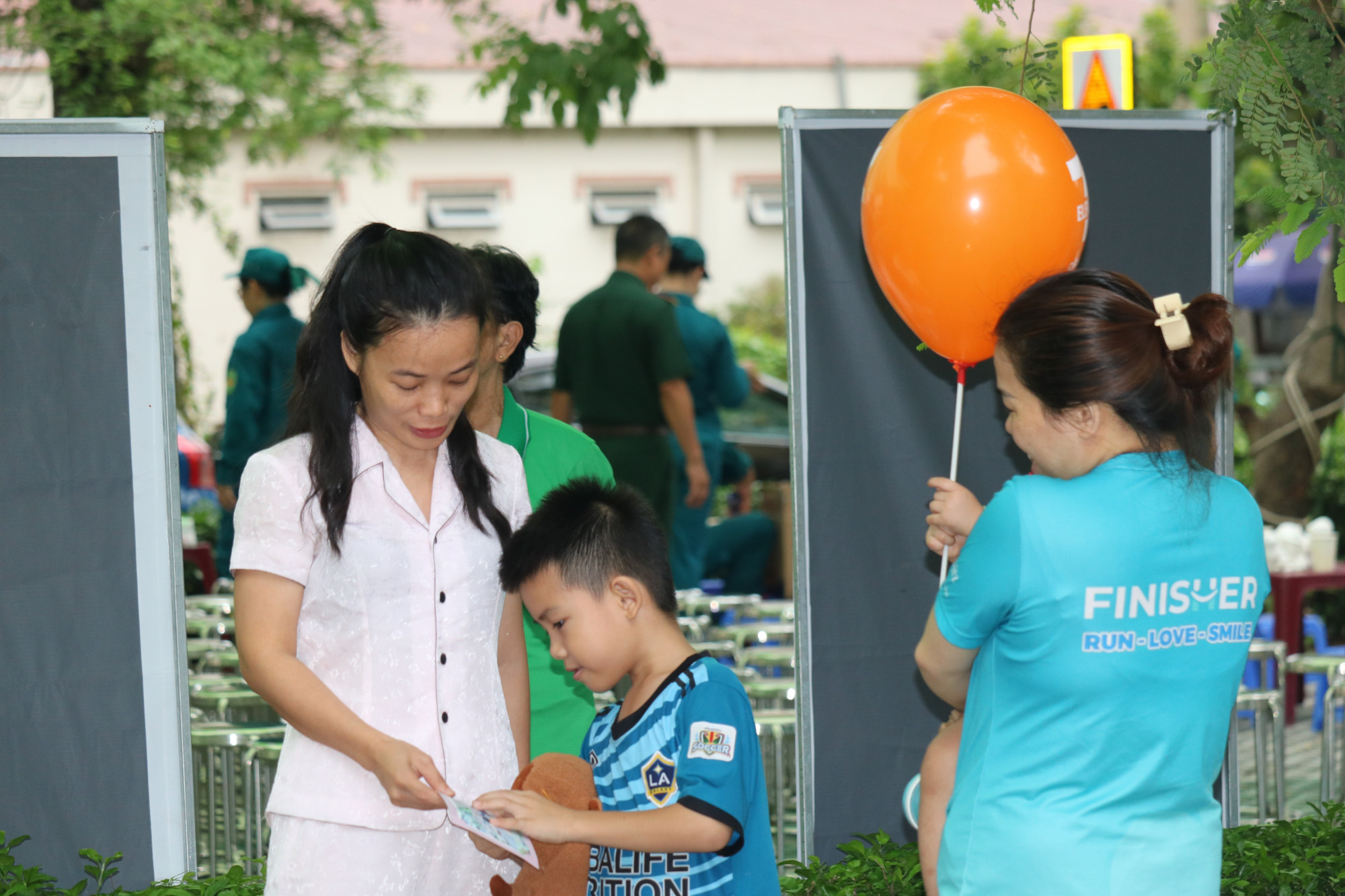Chương trình gồm nhiều hoạt động dành cho các bé như 6 trò chơi dân gian, các gian hàng sáng tạo, chụp hình lấy liền, tặng khung ảnh, sách truyện, gian hàng ăn uống và đổi quà khi tham gia trò chơi,...