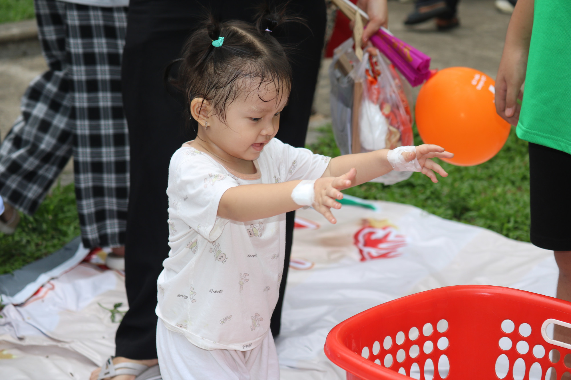 Những bé hiếu động hơn có thể tham gia gian hàng trò chơi dân gian, thảy bóng vào rổ,...