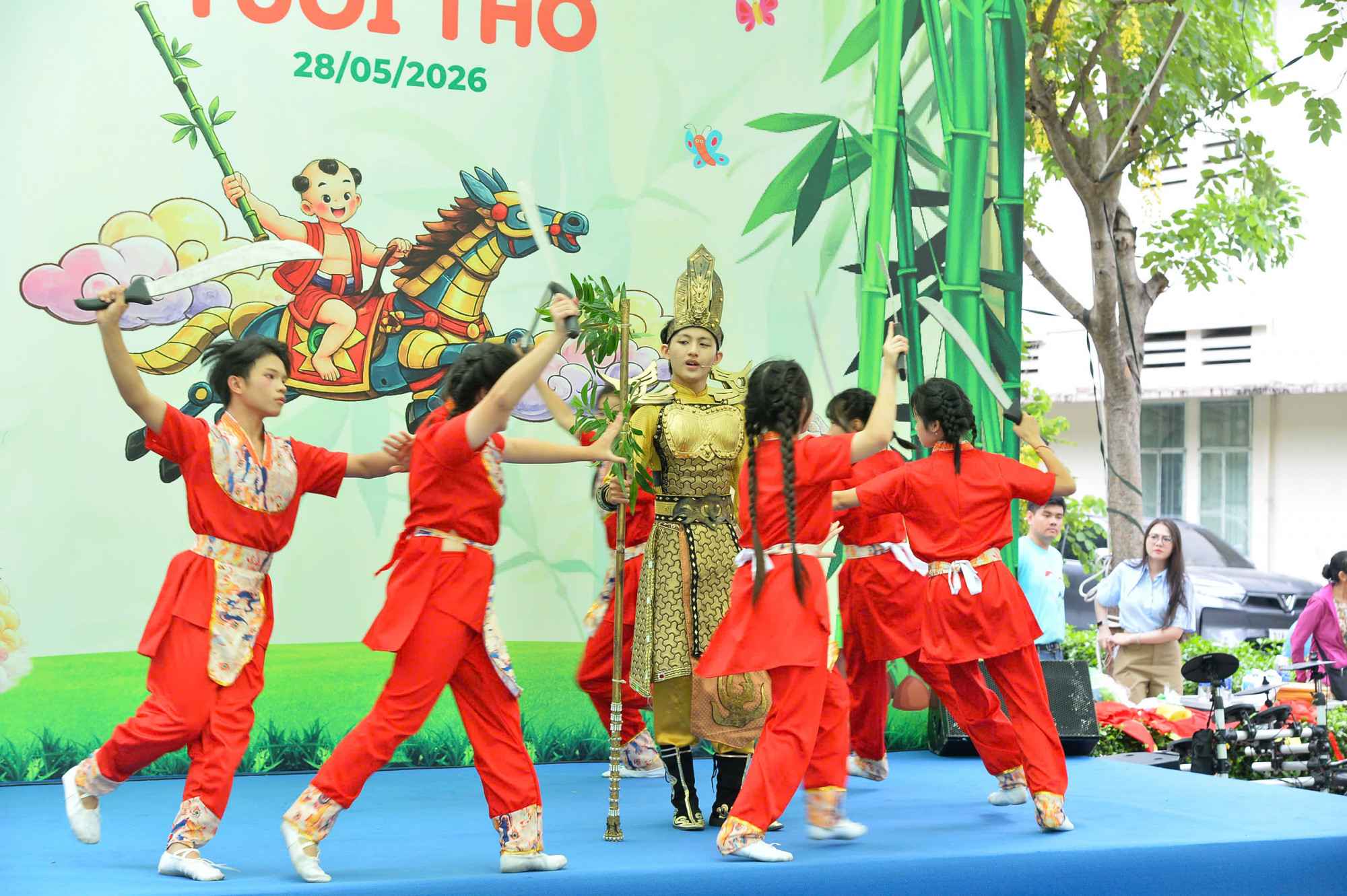 Ở sân khấu giữa hàng me của bệnh viện, các tiết mục thiếu nhi dần trở nên sôi động, thu hút khá nhiều khán giả nhí 