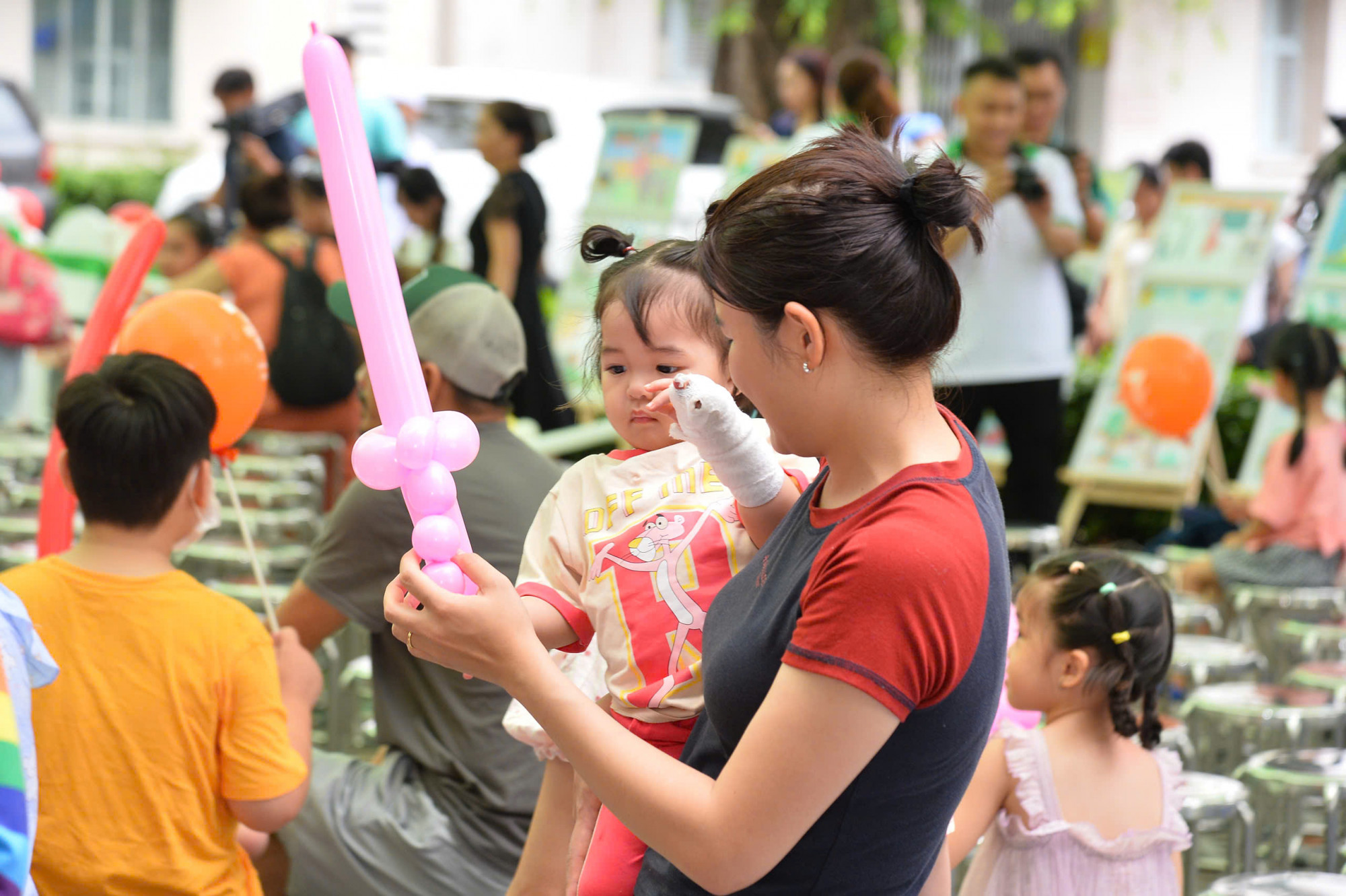 Trước khi vui chơi, các bé đã được bác sĩ kiểm tra sức khỏe, nhằm đảm bảo bệnh nhi vừa vui chơi thỏa thích, vừa tránh sự cố về sức khỏe