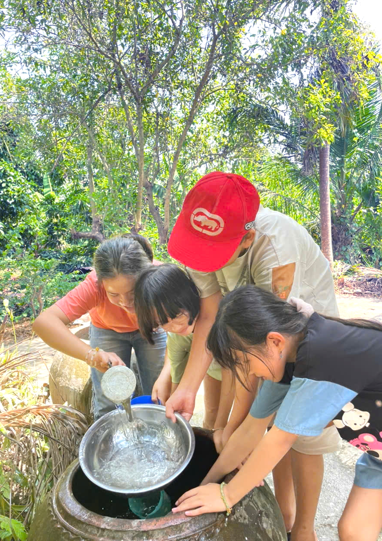 Tấm hình chụp mấy đứa cháu vọc nước sau hè khiến tác giả chợt nhớ bao kỷ niệm tuổi thơ trong trẻo - Ảnh do tác giả cung cấp