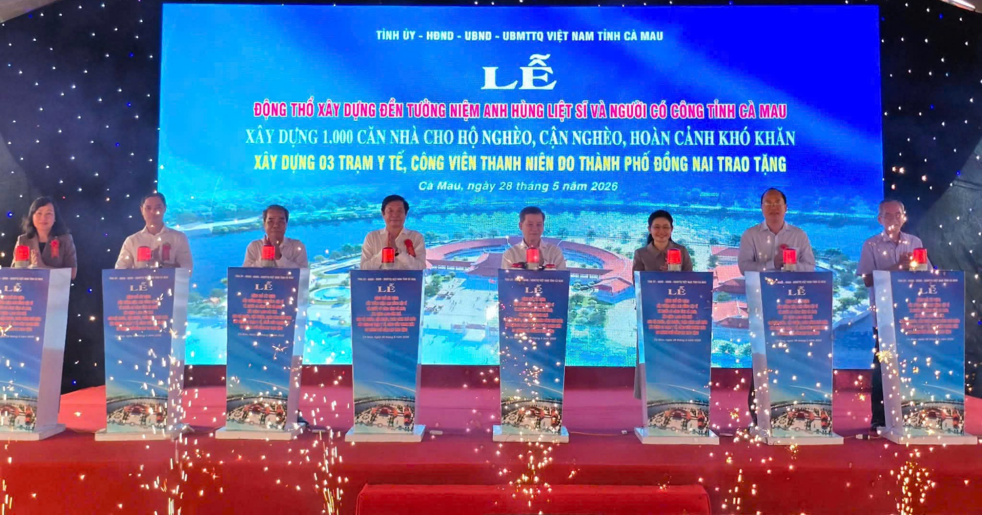 Các đại biểu thực hiện nghi thức động thổ các công trình... Ảnh: Hoàng Thịnh