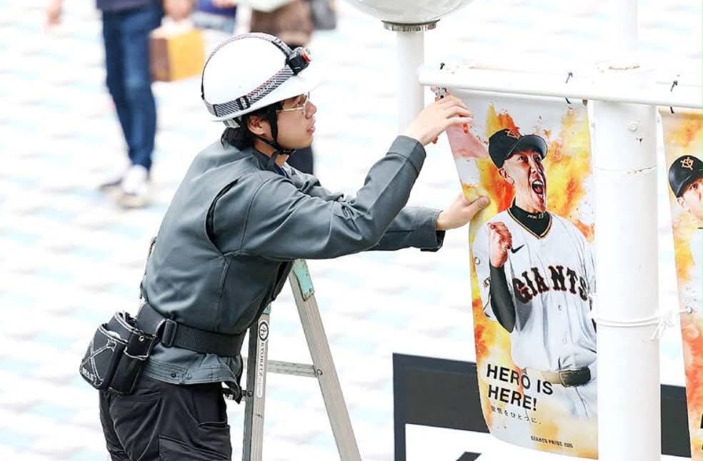 HLV bóng chày Nhật Bản Shinnosuke Abe bị bắt: ChatGPT, một cú click tan vỡ cả gia đình? Các poster HLV Abe bị tháo xuống sau sự cố. Ảnh: taipetimes