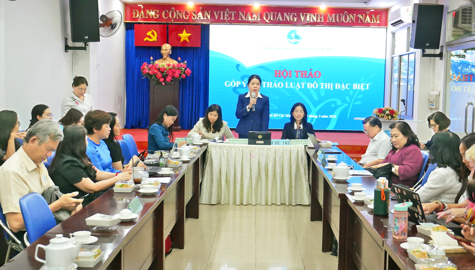 Đặt phụ nữ, trẻ em vào trung tâm của Luật Đô thị đặc biệt Bà Nguyễn Thị Ngọc Xuân (đứng) - Thành ủy viên, Chủ tịch Hội LHPN TPHCM - thông tin về dự thảo Luật Đô thị đặc biệt