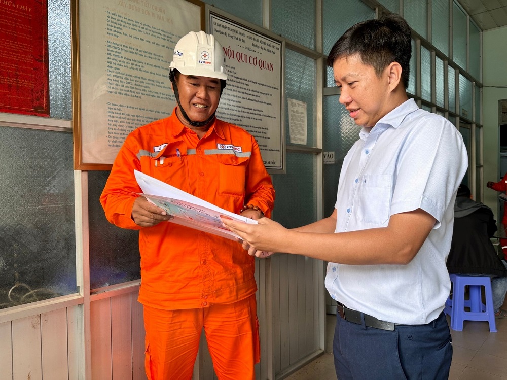 Nhân viên EVNSPC tư vấn giải pháp tiết kiệm điện cho các đơn vị sự nghiệpEVNSPC đẩy mạnh phát triển điện mặt trời mái nhà tự sản, tự tiêu trên địa bàn các tỉnh, thành phố phía Nam - Ảnh: EVNSPC
