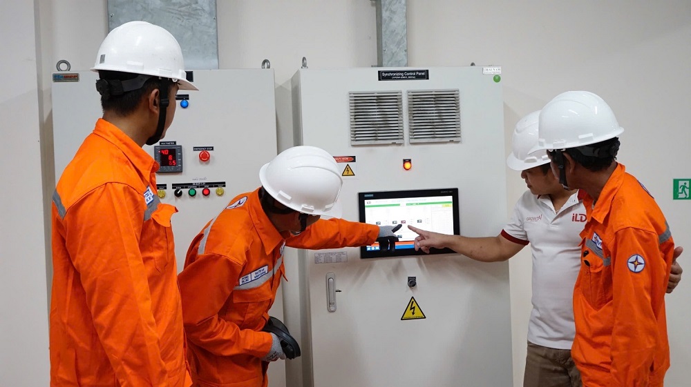 Nhân viên EVNSPC làm việc với doanh nghiệp tư vấn các giải pháp sử dụng điện tiết kiệm, hiệu quả - Ảnh: EVNSPC