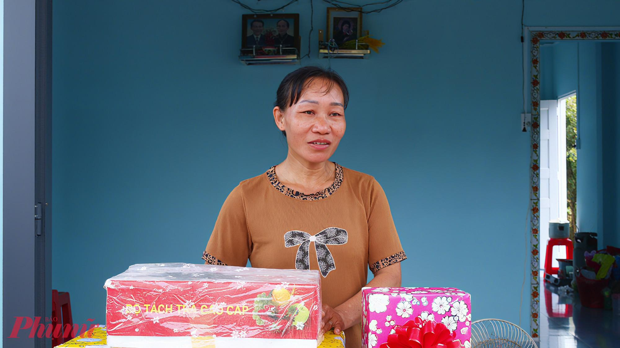 Bà Nguyễn Thị Quế ngắm nhìn quanh căn nhà rồi nở nụ cười hạnh phúc nói: “Giờ đây mẹ con tôi không còn phải thấp thỏm lo sợ mỗi khi mưa giông kéo đến nữa. Có được một mái nhà chắc chắn như thế này là điều trước đây tôi chưa từng dám nghĩ tới. Từ nay, các con tôi đã có nơi ở ổn định để yên tâm học hành, còn tôi cũng có thêm động lực để cố gắng làm ăn, lo cho cuộc sống sau này”. Xúc động trước nghĩa tình nhận được, bà Quế gửi lời cảm ơn chân thành đến Báo Phụ nữ TPHCM, Viet House Foundation, các mạnh thường quân và chính quyền địa phương đã quan tâm, hỗ trợ để gia đình bà có được mái ấm mới, vun đắp tương lai tốt đẹp hơn.