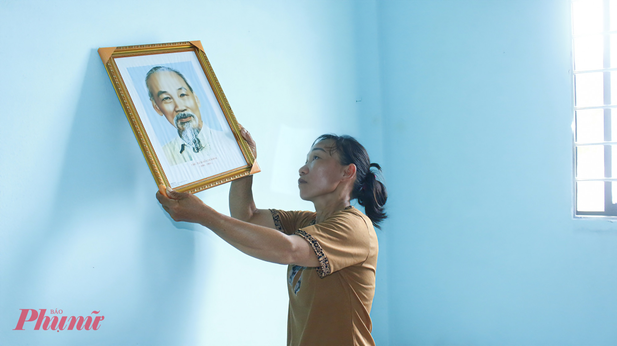 Gia đình bà Nguyễn Thị Quế là một trong những hộ đặc biệt khó khăn tại địa phương. Là mẹ đơn thân, bà một mình nuôi các con trong hoàn cảnh thiếu thốn. Hiện bà sống cùng 3 người con, trong đó 1 người làm công nhân với thu nhập bấp bênh, 2 người còn đang đi học.  Bản thân bà Quế mắc bệnh tim, thường xuyên đau nhức xương khớp nên sức khỏe suy giảm, khả năng lao động hạn chế. Hằng ngày, bà làm cỏ, hái chanh, hái ớt thuê với thu nhập khoảng 150.000 đồng/ngày, song công việc không ổn định.
