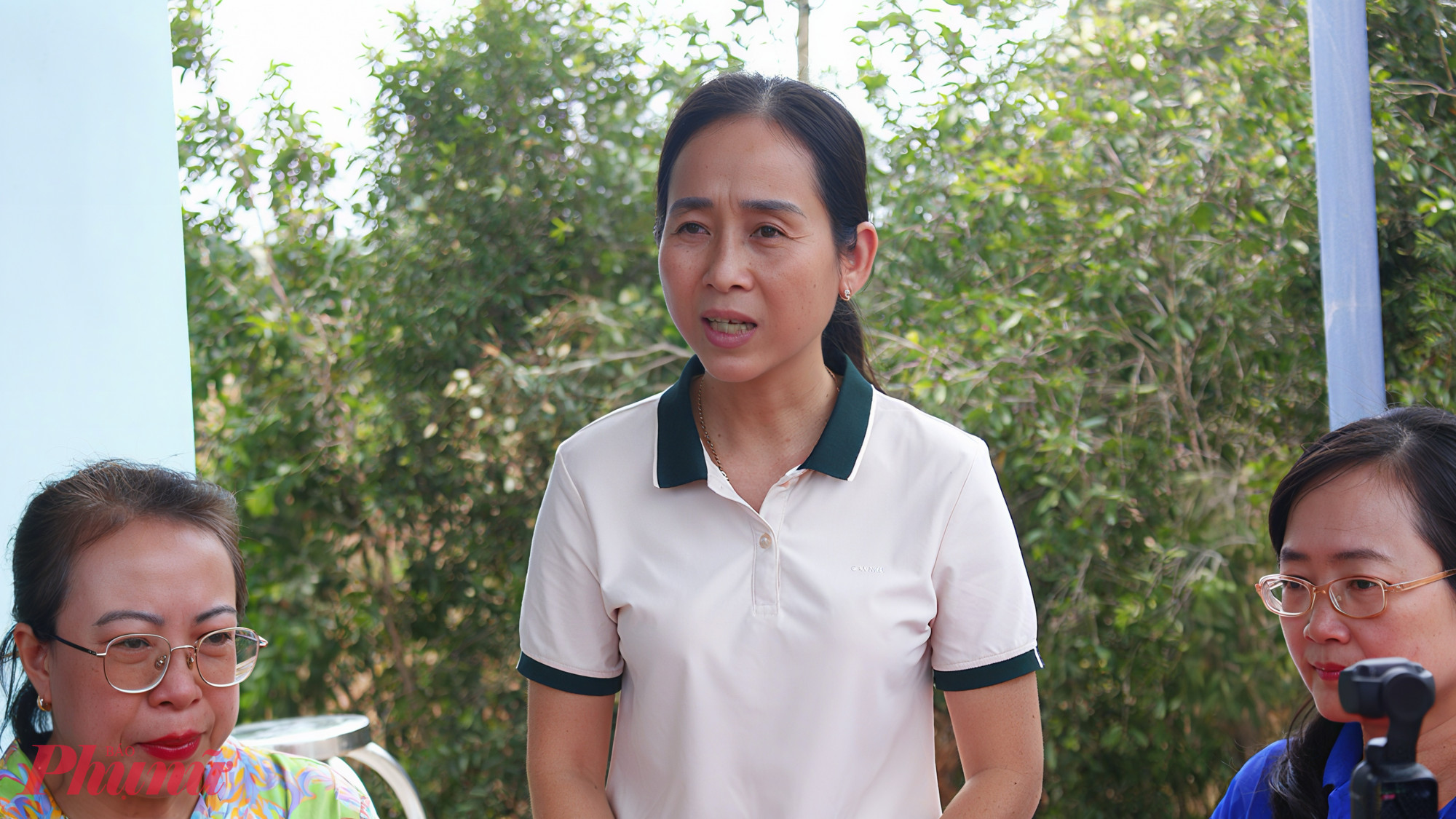 Bà Huỳnh Thị Thái Lan - Chủ tịch Ủy ban MTTQ Việt Nam xã Bình Thành - cho biết, địa phương hiện vẫn còn hơn 20 hộ nghèo, trong đó gia đình chị Nguyễn Thị Quế là một trường hợp khó khăn kéo dài nhiều năm. Trước hoàn cảnh này, chính quyền xã đã phối hợp với Đồn Biên phòng Thuận Bình kết nối cùng Báo Phụ nữ TPHCM và các nhà tài trợ để vận động xây dựng mái ấm tình thương cho gia đình chị Quế.  Trong thời gian thi công, địa phương thường xuyên thăm hỏi, động viên tinh thần gia đình, đồng thời hỗ trợ thêm nhân lực dọn dẹp, vận chuyển vật liệu và theo dõi tiến độ công trình. Bà Huỳnh Thị Thái Lan cũng bày tỏ niềm vui, sự biết ơn trước sự đồng hành của Báo Phụ nữ TPHCM cùng các đơn vị tài trợ trong công tác chăm lo cho phụ nữ có hoàn cảnh khó khăn tại địa phương.hó khăn kéo dài nhiều năm. Trước hoàn cảnh đó, chính quyền địa phương đã phối hợp cùng Đồn Biên phòng Thuận Bình kết nối với Báo Phụ nữ TPHCM và các nhà tài trợ để vận động xây dựng mái ấm tình thương cho gia đình chị Quế. Trong suốt quá trình thi công, địa phương thường xuyên đến thăm hỏi, động viên tinh thần gia đình; đồng thời hỗ trợ thêm nhân lực dọn dẹp, vận chuyển vật liệu xây dựng và theo dõi tiến độ công trình. Bà Huỳnh Thị Thái Lan bày tỏ niềm vui và lòng biết ơn khi nhận được sự đồng hành của Báo Phụ nữ TPHCM cùng các đơn vị tài trợ trong việc chăm lo cho phụ nữ khó khăn trên địa bàn.