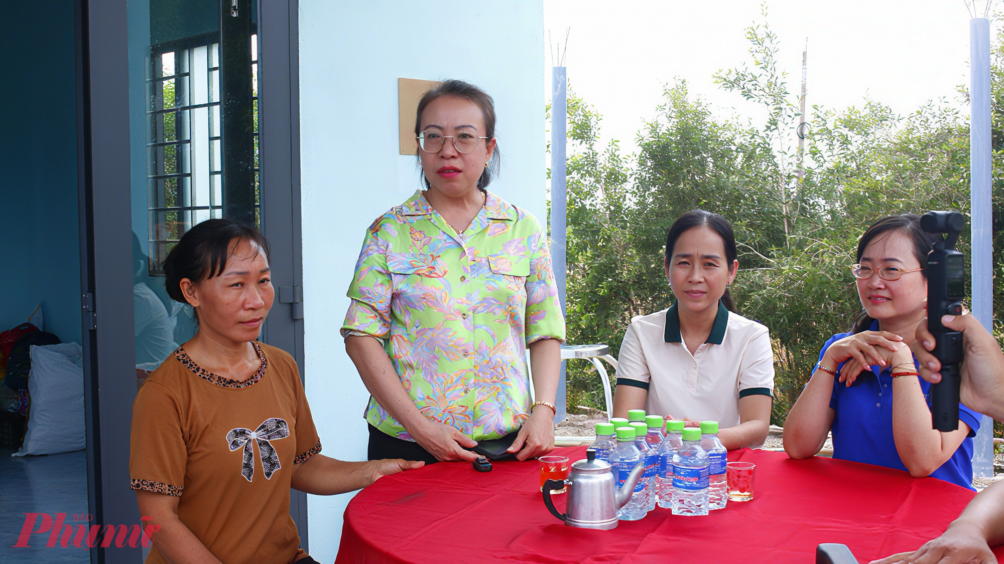 Bà Nguyễn Thu Đào - Phó trưởng phòng Tổ chức - Hành chính, Báo Phụ nữ TPHCM - bàyBà Nguyễn Thu Đào bày tỏ sự tri ân đến Viet House Foundation cùng các mạnh thường quân đã luôn đồng hành, sẻ chia với những hoàn cảnh khó khăn trong xã hội. Theo bà, sự hỗ trợ kịp thời và thiết thực này đã tiếp thêm động lực để những phụ nữ có hoàn cảnh khó khăn như bà Nguyễn Thị Quế có thêm cơ hội vươn lên, ổn định cuộc sống.  Bà cũng gửi lời cảm ơn lãnh đạo địa phương và Đồn Biên phòng Thuận Bình đã phối hợp, hỗ trợ Báo Phụ nữ TPHCM trong quá trình khảo sát, kết nối đúng đối tượng cần giúp đỡ; đồng thời quan tâm, theo sát việc thi công để căn nhà được hoàn thành đúng tiến độ, khang trang, đảm bảo chất lượng.  Theo bà Nguyễn Thu Đào, đây là căn nhà thứ 15 do Viet House Foundation đồng hành cùng Báo Phụ nữ TPHCM tài trợ xây dựng cho phụ nữ có hoàn cảnh khó khăn. Bà kỳ vọng, khi có nơi ở mới ổn định, mẹ con chị Quế sẽ thêm vững tin, an tâm lao động và từng bước phát triển kinh tế gia đình. tỏ sự tri ân sâu sắc đến Viet House Foundation cùng các mạnh thường quân đã luôn quan tâm, đồng hành và sẻ chia với những hoàn cảnh khó khăn trong xã hội. Chính những sự hỗ trợ thiết thực và kịp thời ấy đã tiếp thêm động lực để những phụ nữ có hoàn cảnh khó khăn như bà Nguyễn Thị Quế có cơ hội vươn lên, từng bước ổn định cuộc sống. Bà cũng gửi lời cảm ơn đến lãnh đạo địa phương và Đồn Biên phòng Thuận Bình đã phối hợp, hỗ trợ Báo Phụ nữ TPHCM trong việc khảo sát, kết nối đúng hoàn cảnh cần giúp đỡ; đồng thời luôn quan tâm, theo sát trong suốt quá trình thi công để căn nhà được hoàn thiện khang trang, đúng tiến độ. Bà cho hay, đây là căn nhà thứ 15 do Viet House Foundation đồng hành cùng Báo tài trợ xây dựng cho phụ nữ có hoàn cảnh khó khăn. Hy vọng rằng, sau khi có được căn nhà mới khang trang, mẹ con chị Quế sẽ có thêm niềm tin, an tâm lao động, phát triển kinh tế gia đình.