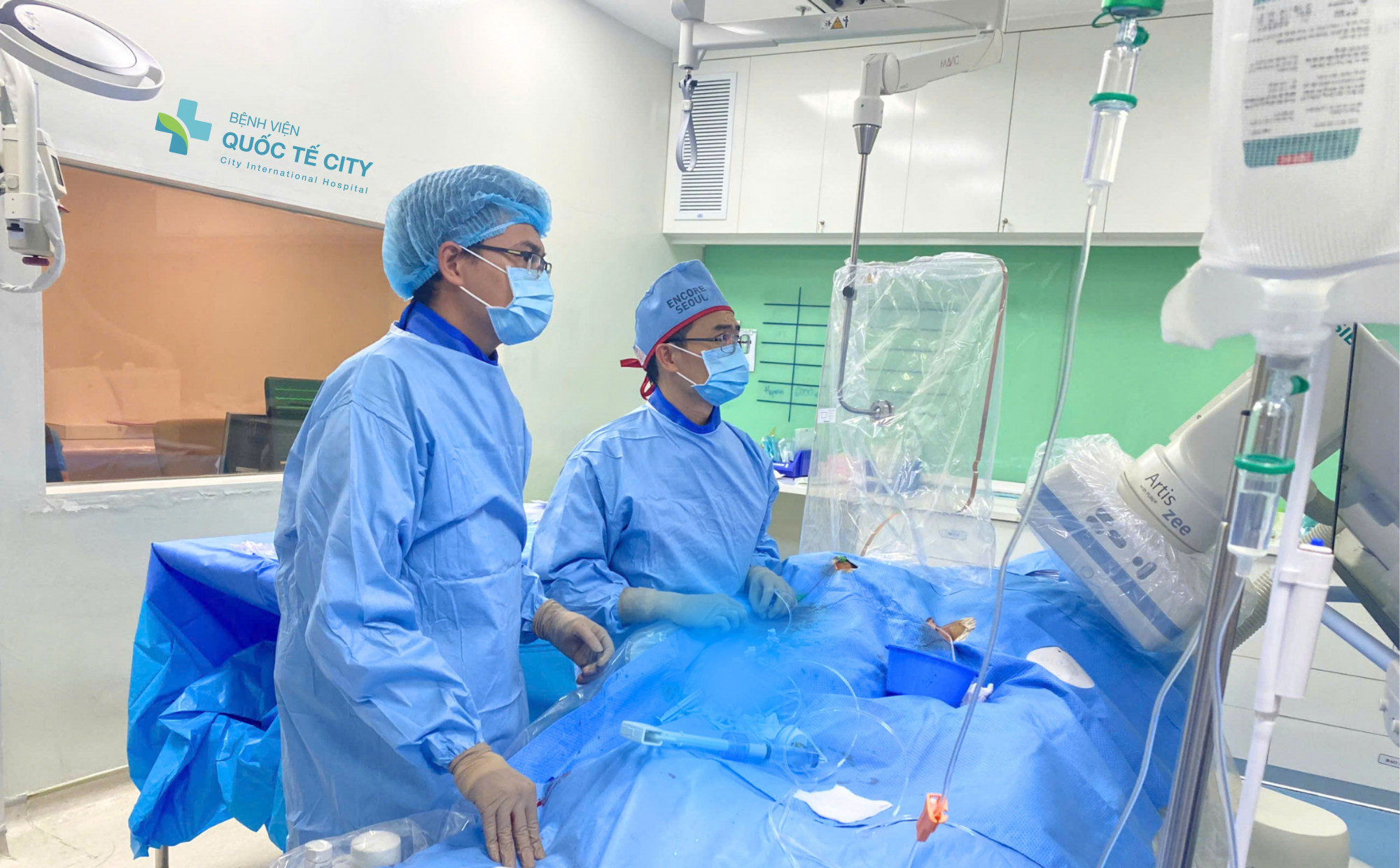 Các bác sĩ khoa Can thiệp tim mạch, Bệnh viện Quốc tế City thực hiện thủ thuật cho người bệnh, ảnh BVCC