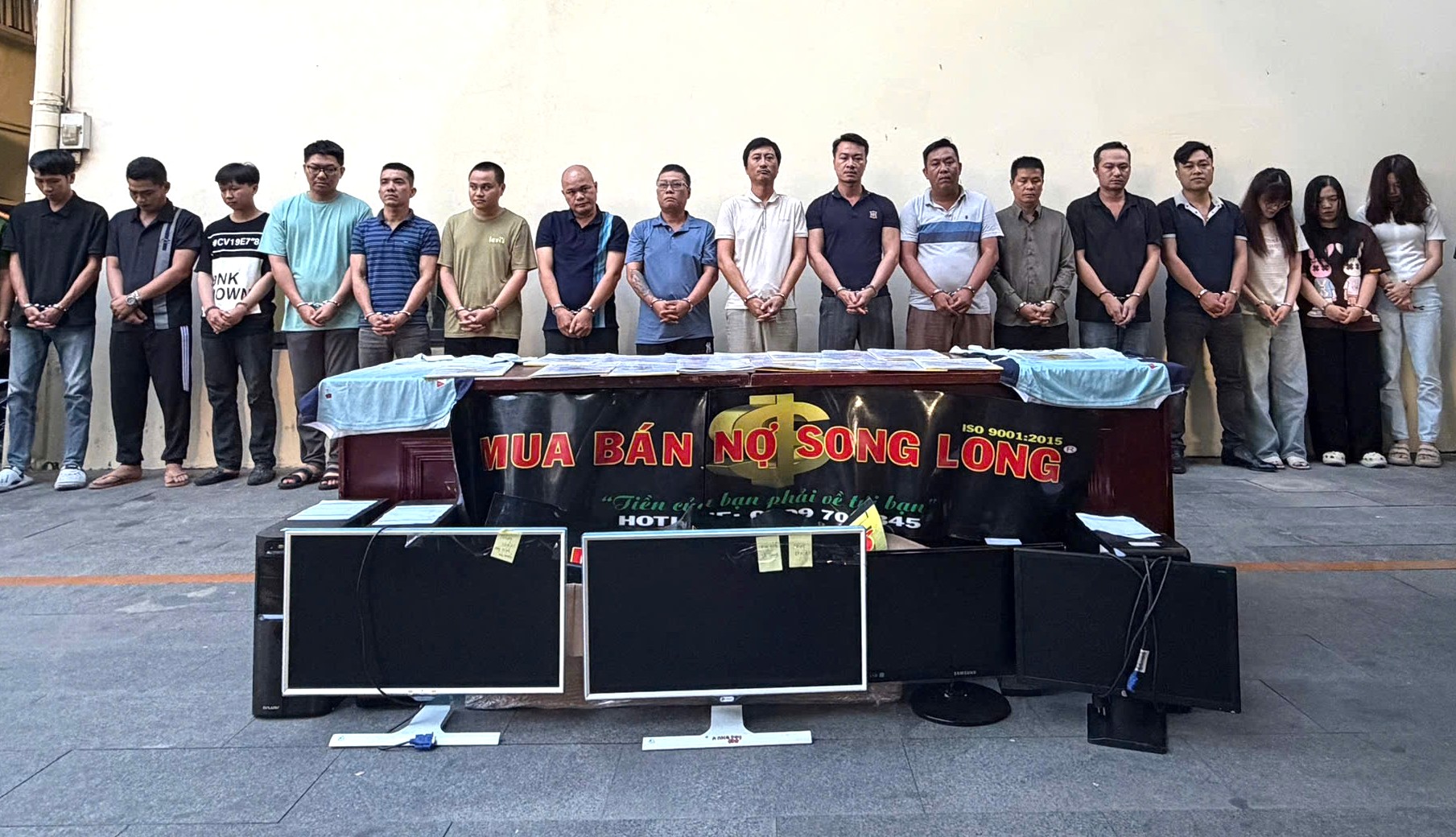 Các đối tượng cùng tang vật tại cơ quan Công an
