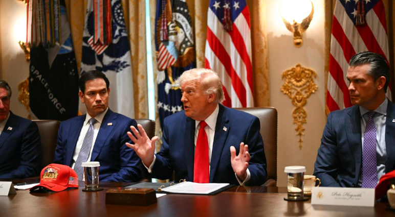 Donald Trump trong một cuộc họp nội các tại Nhà Trắng hôm thứ Tư. Ảnh: Kent Nishimura / AFP / Getty Images