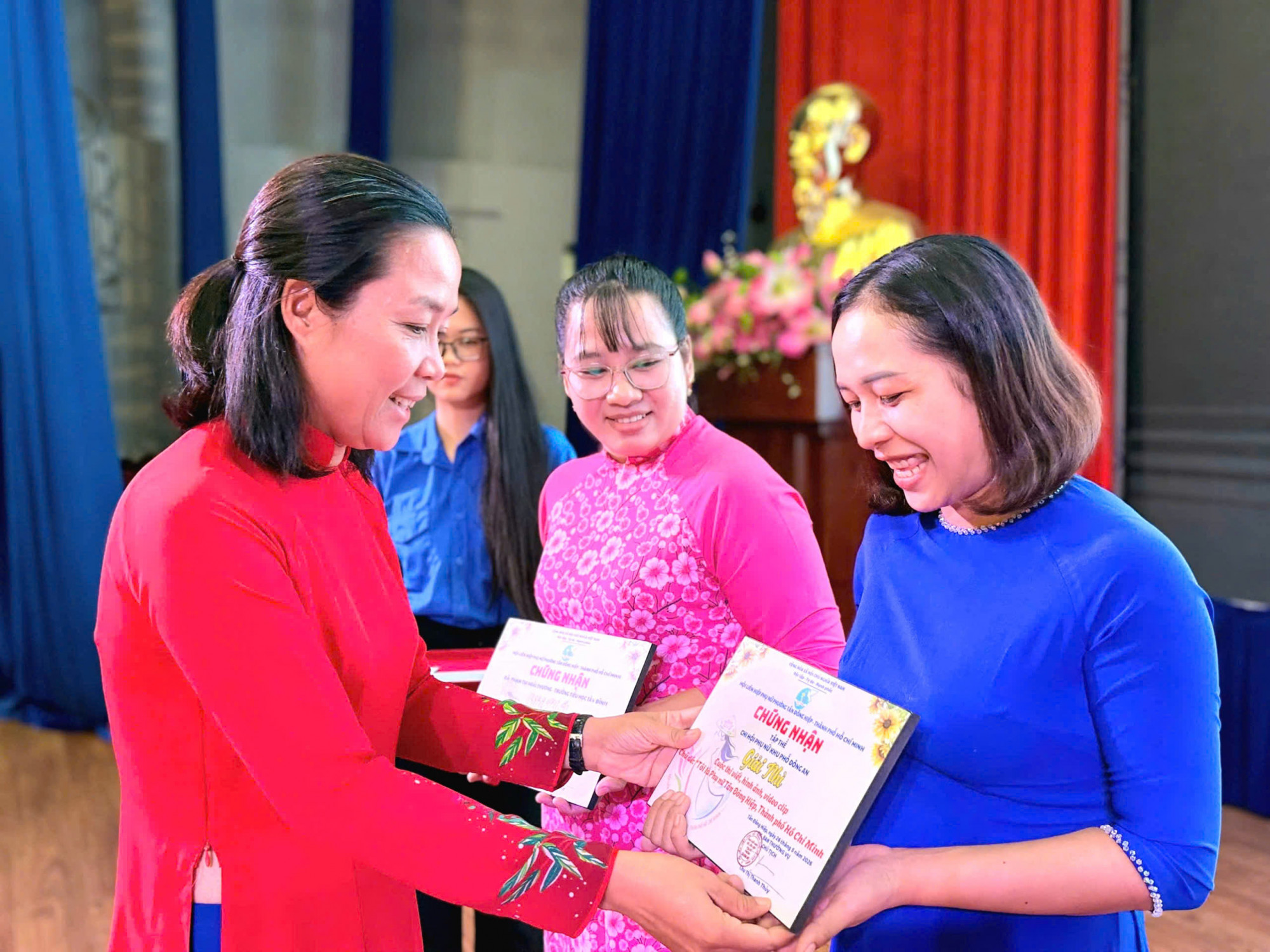 Bà Huỳnh Thị Thu Cúc - Trưởng Bộ phận Hỗ trợ Phụ nữ phát triển kinh tế Hội LHPN TPHCM - trao giải cho thí sinh đạt giải hội thi 