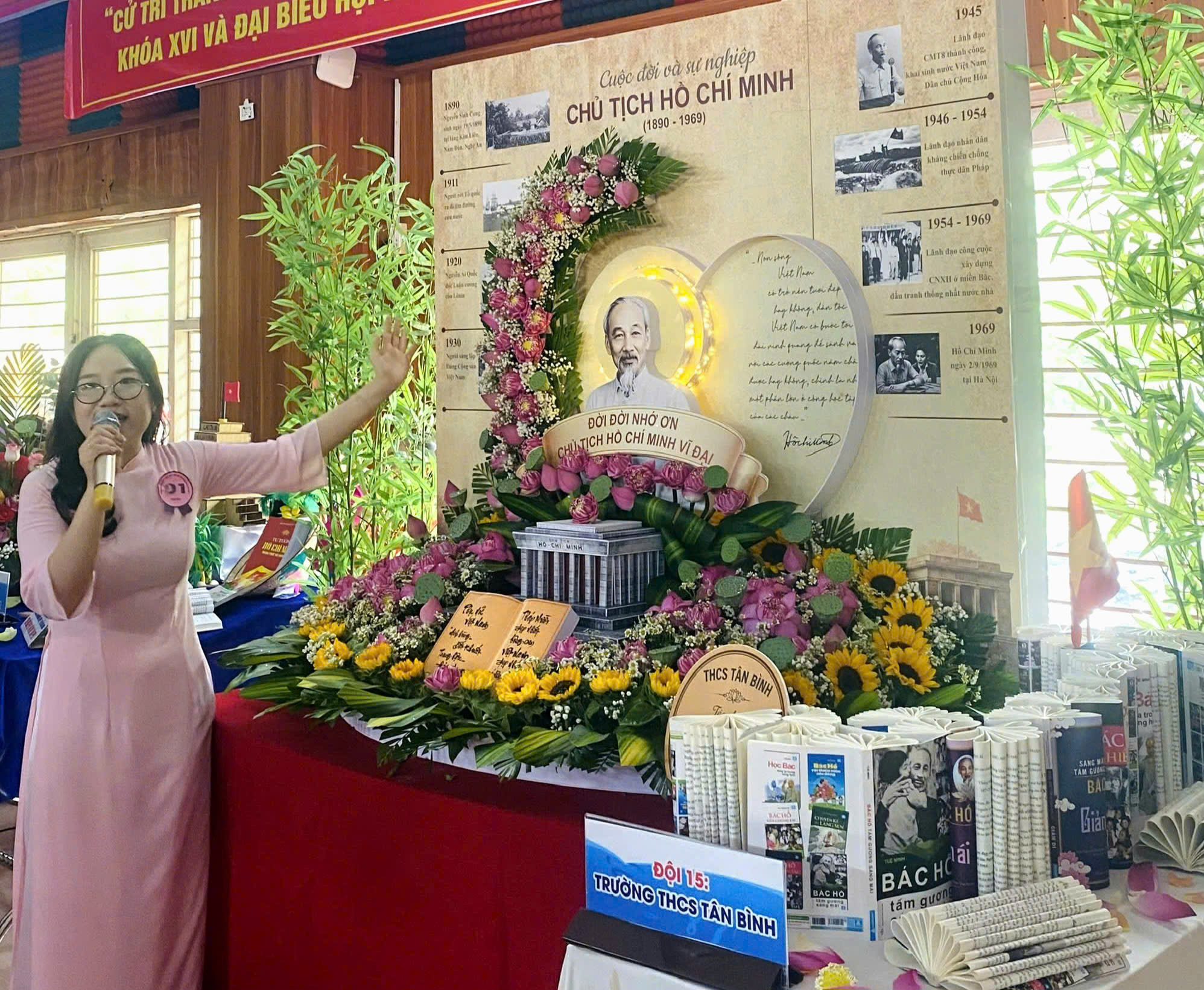 Các đội tham gia phần thi thuyết trình tác phẩm cắm hoa cắm hoa nghệ thuật gắn với ý tưởng sáng tạo xây dựng “Không gian văn hóa Hồ Chí Minh” với chủ đề “Bác Hồ - Tấm gương sáng mãi”.