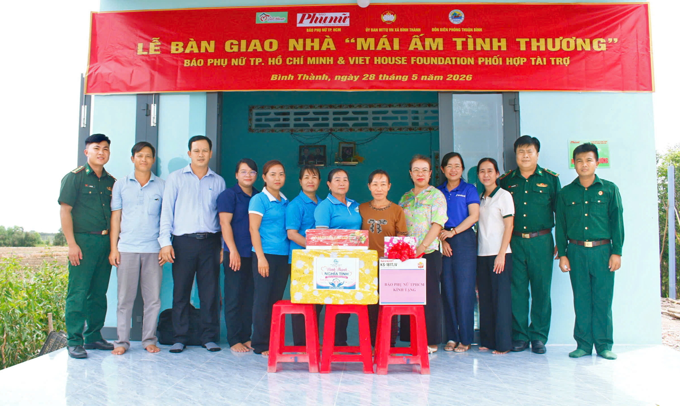 Đại diện Báo Phụ nữ TPHCM, Đồn biên phòng Thuận Bình và chính quyền địa phương bàn giao nhà mới cho bà Nguyễn Thị Quế