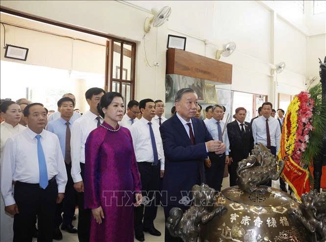 Tổng Bí thư, Chủ tịch nước Tô Lâm và Phu nhân cùng Đoàn đại biểu cấp cao Việt Nam dâng hương, dâng hoa tại Khu di tích Chủ tịch Hồ Chí Minh ở tỉnh Udon Thani (Thái Lan). Ảnh: Thống Nhất/TTXVN.