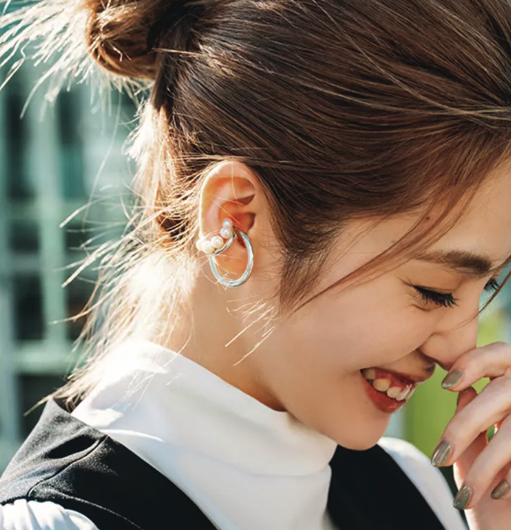 Những chiếc nhẫn phồng, khuyên tai vàng cỡ lớn hay vòng tay ánh bạc giúp bộ đồ công sở đơn giản trông cá tính và thời trang hơn ngay lập tức.(ảnh minh họa-Nguồn : Cancam)
