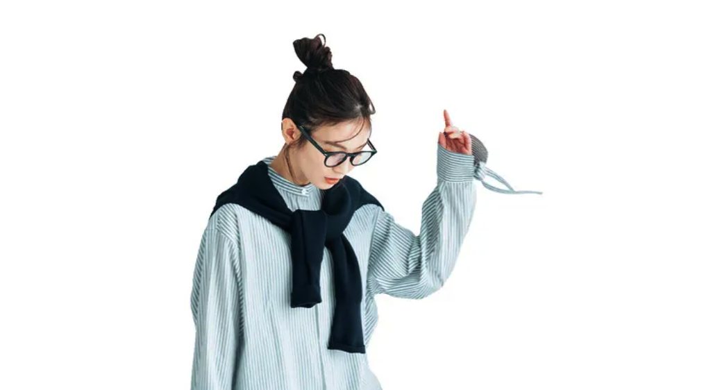  Cardigan khoác hờ trên vai hay quần legging đen lại là “chiêu” đơn giản giúp váy sơ mi oversized không bị luộm thuộm.(ảnh minh họa-Nguồn : Cancam)