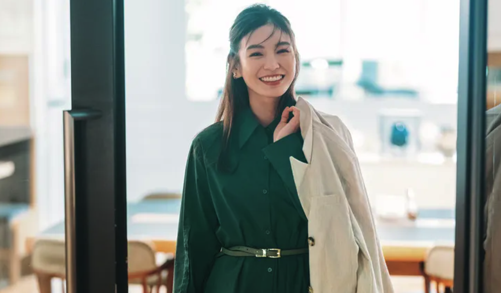 Việc thêm thắt lưng mảnh để nhấn eo giúp tổng thể trông gọn gàng và tôn dáng hơn đáng kể. (ảnh minh họa-Nguồn : Cancam)