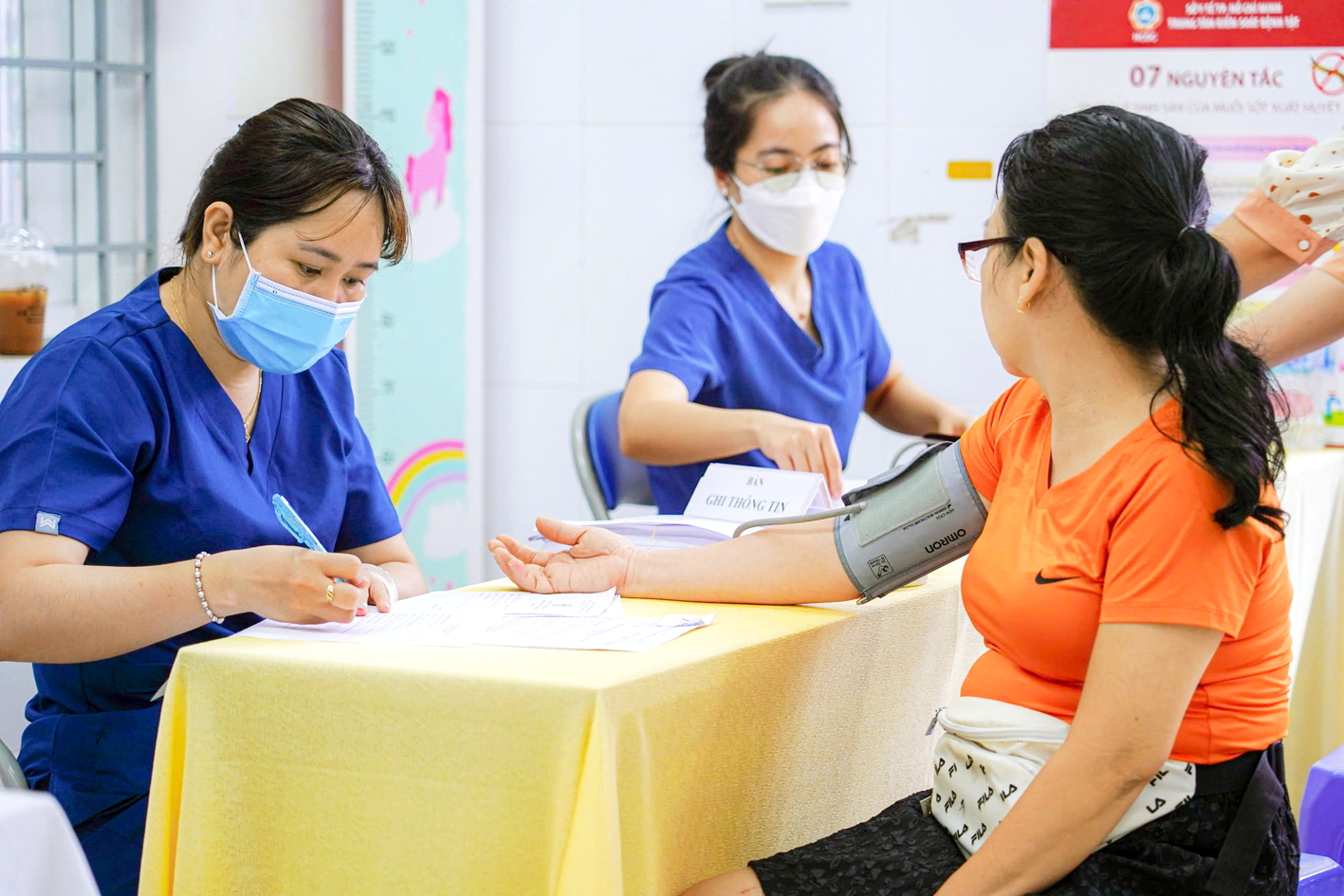 Người dân được đo huyết áp sàng lọc bệnh trong đợt khám sức khỏe toàn dân của TPHCM