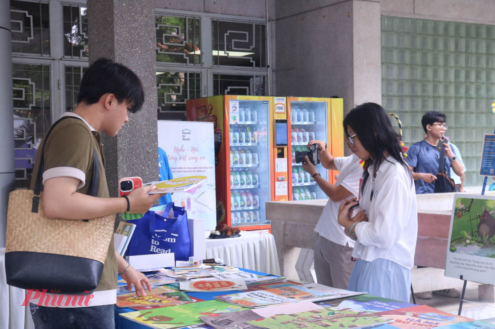 Không chỉ trẻ em, kể cả người lớn cũng không thể bỏ qua sự bắt mắt của những quyển sách tranh