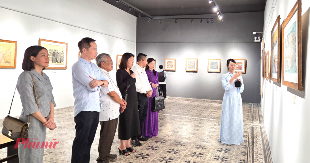 Các đại biểu xem trưng bày.