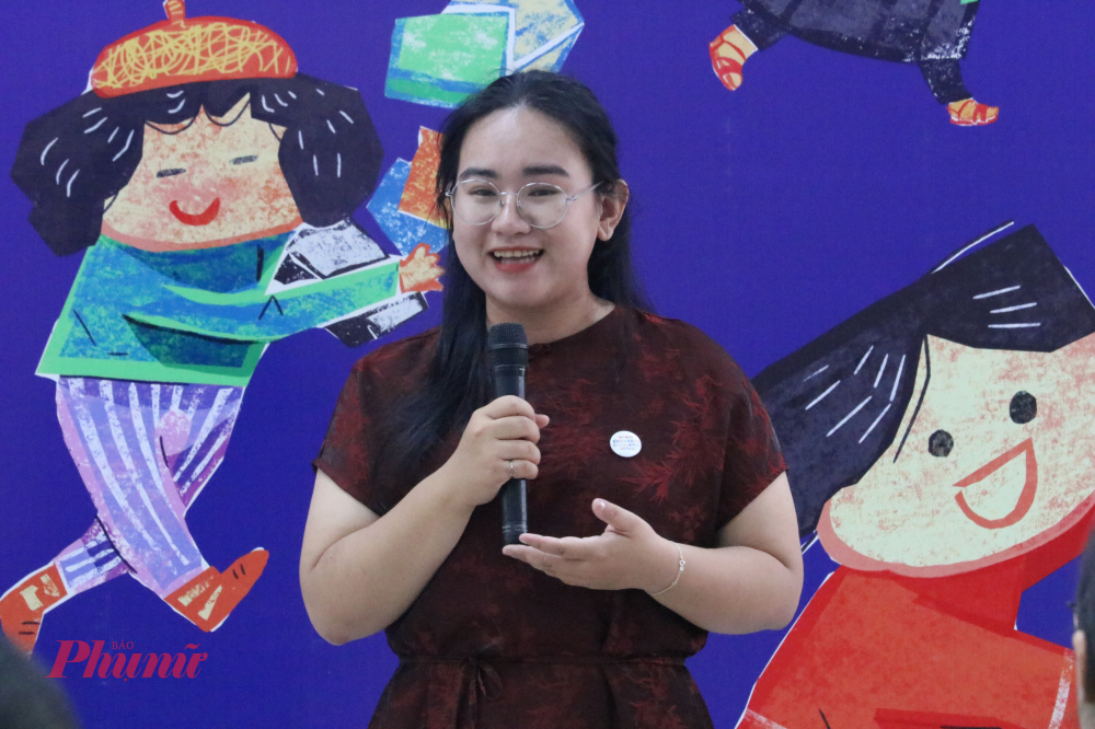 Chị Nguyễn Hữu Quỳnh Hương phát biểu trong ngày khai mạc lễ hội