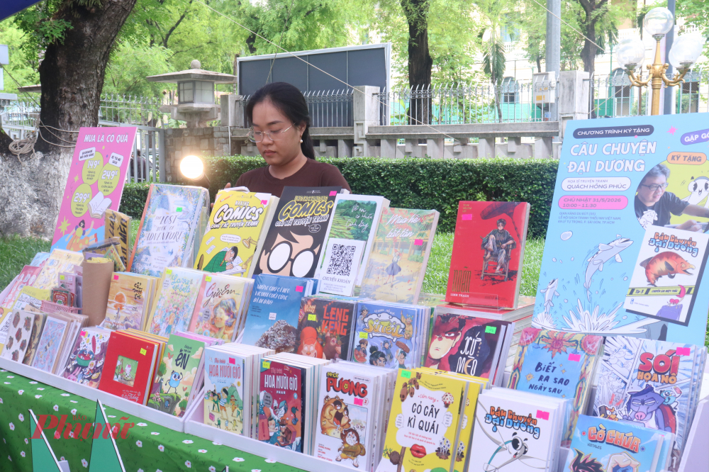Một không gian sống động được lấp đầy bởi màu sắc và sách tranh đồ sộ