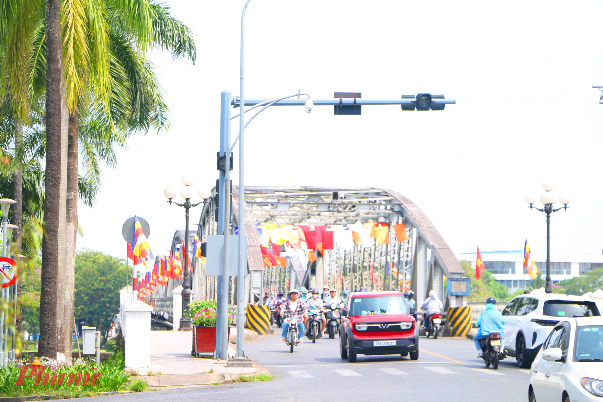 Cầu Trường Tiền  rực rỡ sắc màu trong mùa Phật đản PL.2570