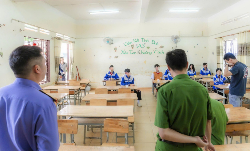 Cơ quan chức năng làm việc tại Trường THCS Nguyễn Du ở xã Di Linh - Ảnh: Công an cung cấp