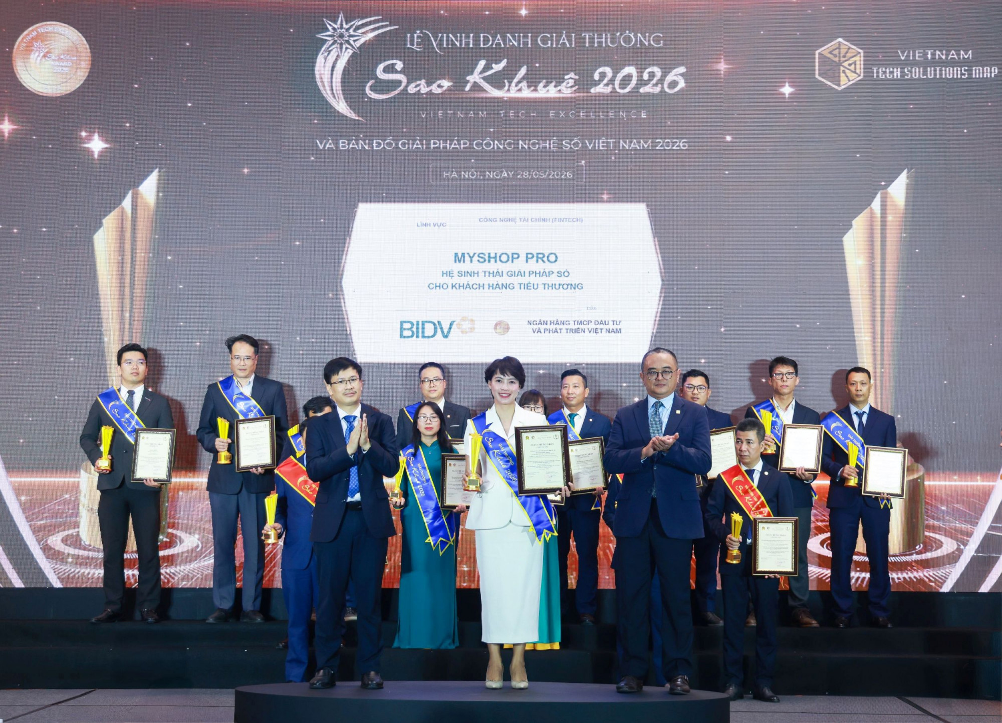 Đại diện Ban Sản phẩm bán lẻ BIDV nhận giải thưởng Sao Khuê 2026 với sản phẩm MyShop Pro - Ảnh: BIDV
