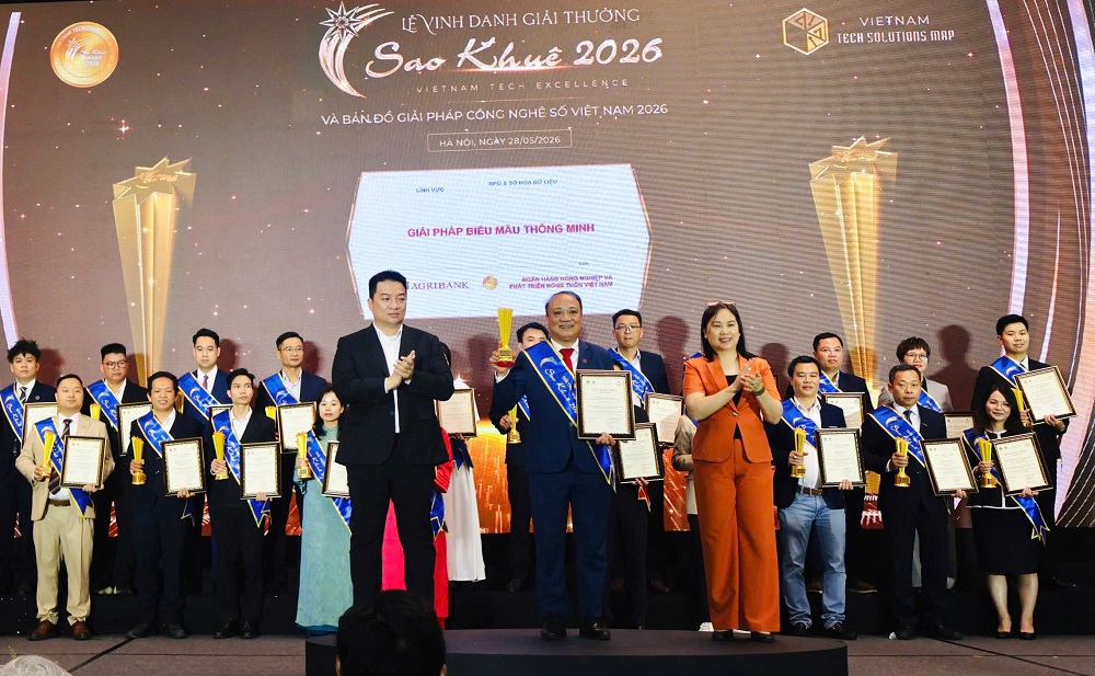 Agribank được vinh danh 2 giải thưởng Sao Khuê 2026 với hai giải pháp công nghệ số tiêu biểu Đại diện Agribank nhận Giải thưởng Sao Khuê 2026 cho “Giải pháp Biểu mẫu thông minh - Agribank SmartForm” - Ảnh: Agribank